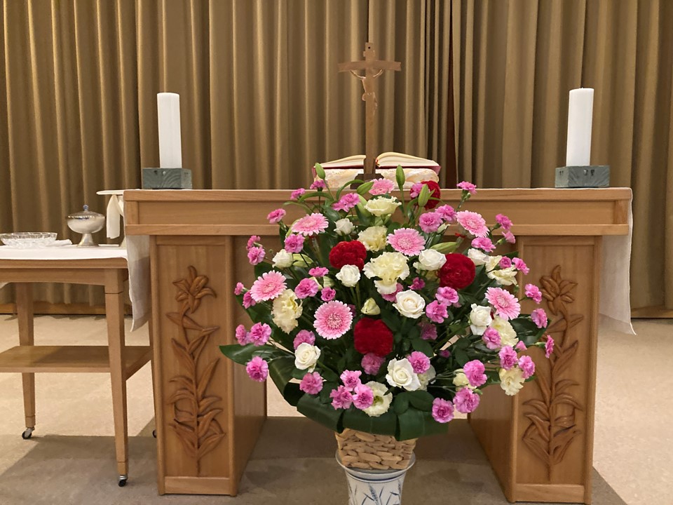 9月5日、高山貞美神父による開設25年目の感謝のミサが行われました。
ミサは入祭の歌からはじまり、共同祈願で各部署が25年目の感謝の言葉を述べました。
聖体拝領では神父さまの祝福が全身に伝わってきて、たくさんの力をいただくことが出来たように感じました。