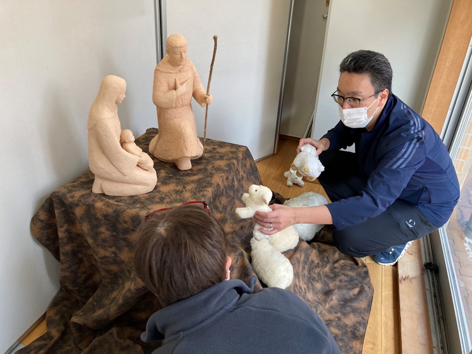 街ではクリスマスソングが流れ、イルミネーションが
きらきらと輝く季節になりました。
玄関やギャラリー、コーヒーショップの周りもクリスマスの飾りつけをしました。