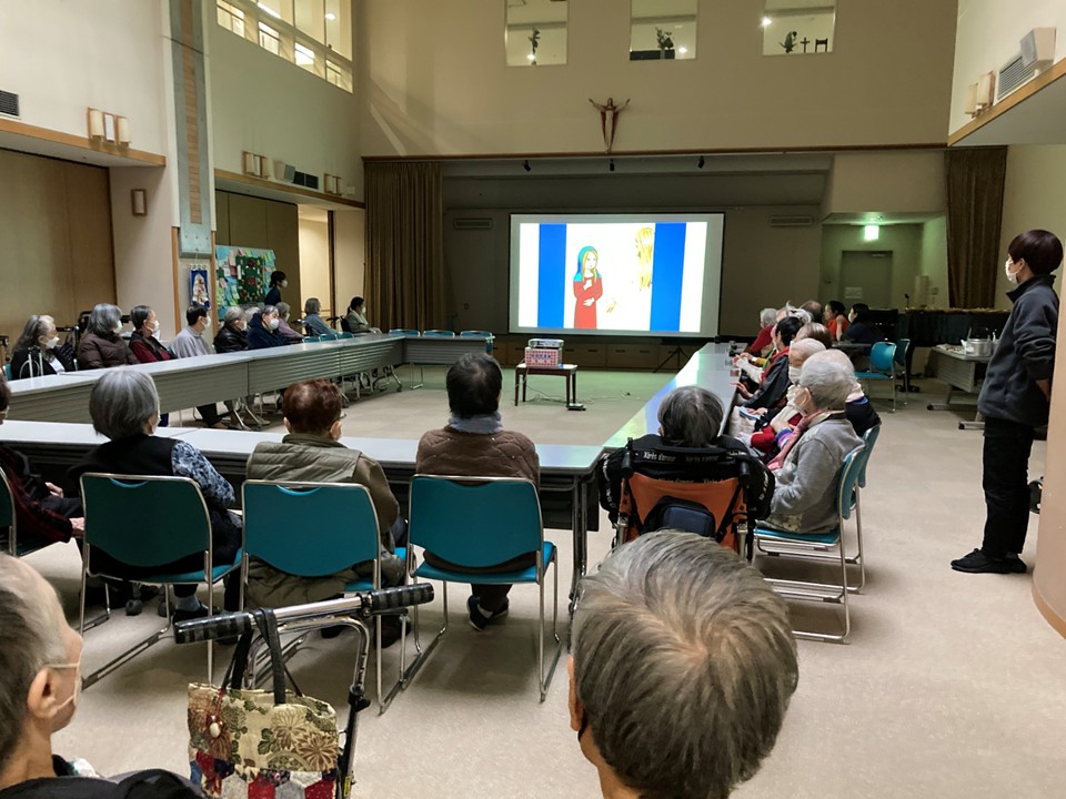 コロナ以前はクリスマス会といえば職員とご利用者の方とで
舞台で聖劇を行っていましたが、
今年は1階のホールで皆さんと聖劇のアニメを観ました。