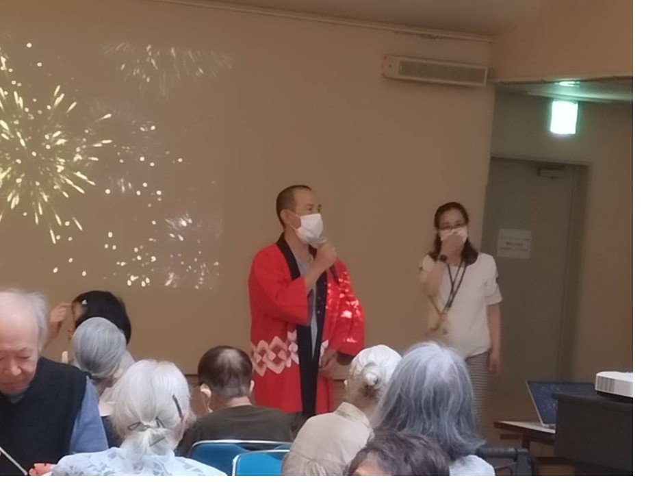 今年も夏祭りを一階の地域交流スペースで行いました。
最初にホーム長から就任の挨拶と職員の自己紹介がありました。
ご利用者の皆さんとご家族、地域のヘルパーさんをお呼びして行いました。