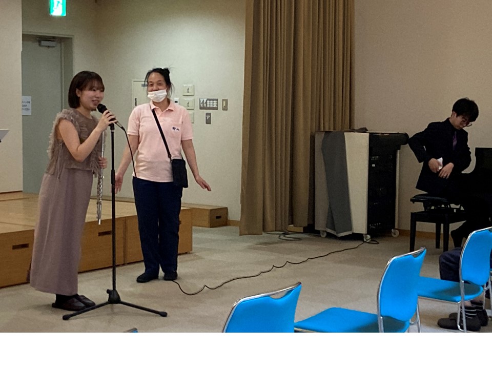 “フルート演奏で春の曲を楽しみませんか”とのお誘いで、
武蔵野音大一年生の古河椛名さんがホームでフルートのコンサートを開いて下さいました。