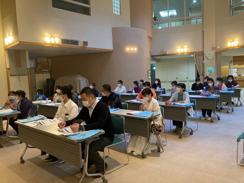 インフルエンザが流行シーズンに入りました。
ホームでは感染症に備えて今年も高齢者施設における基本的な感染症対策というテーマで
研修を行いました。